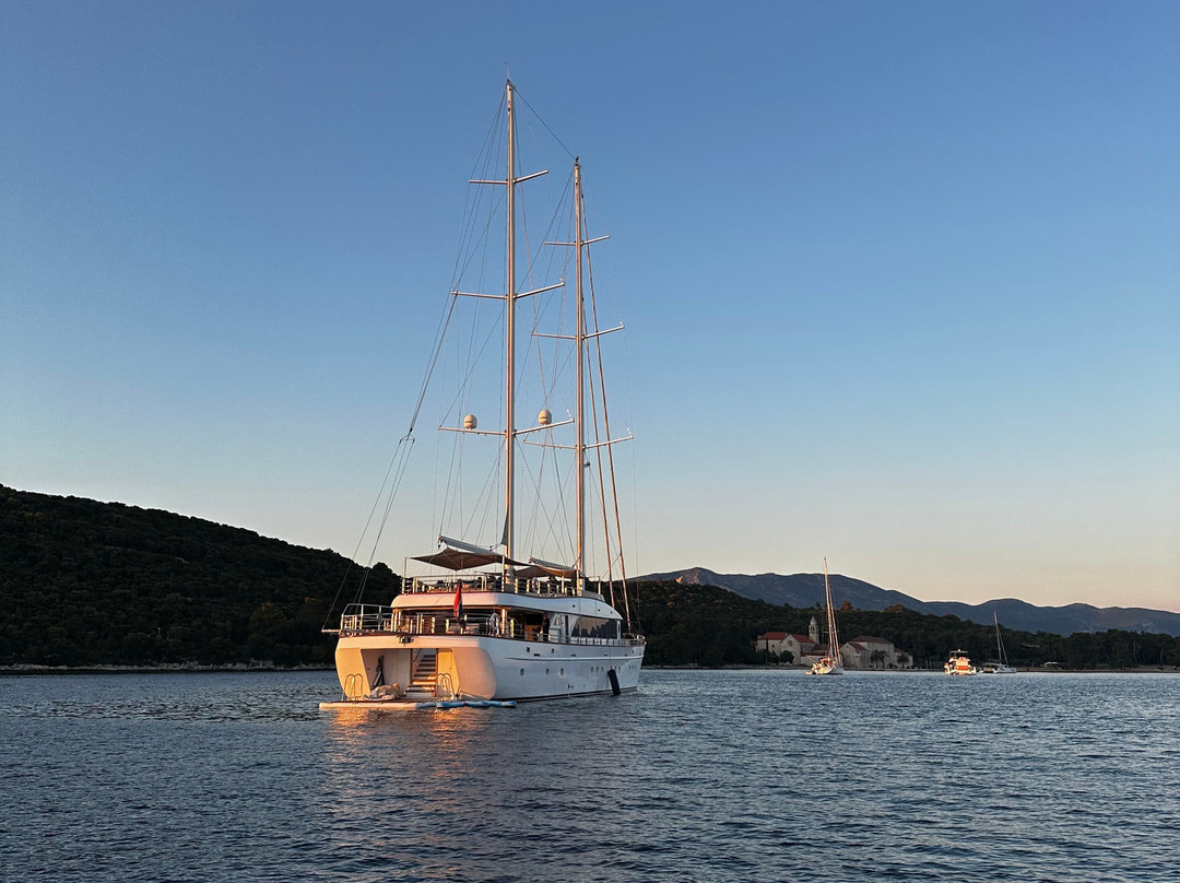 Explorer Family Boat-科尔丘拉岛必去景点