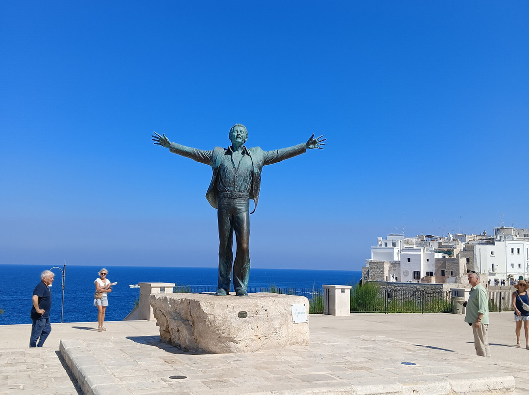 Statua di Domenico Modugno-波利尼亚诺阿马雷必去景点