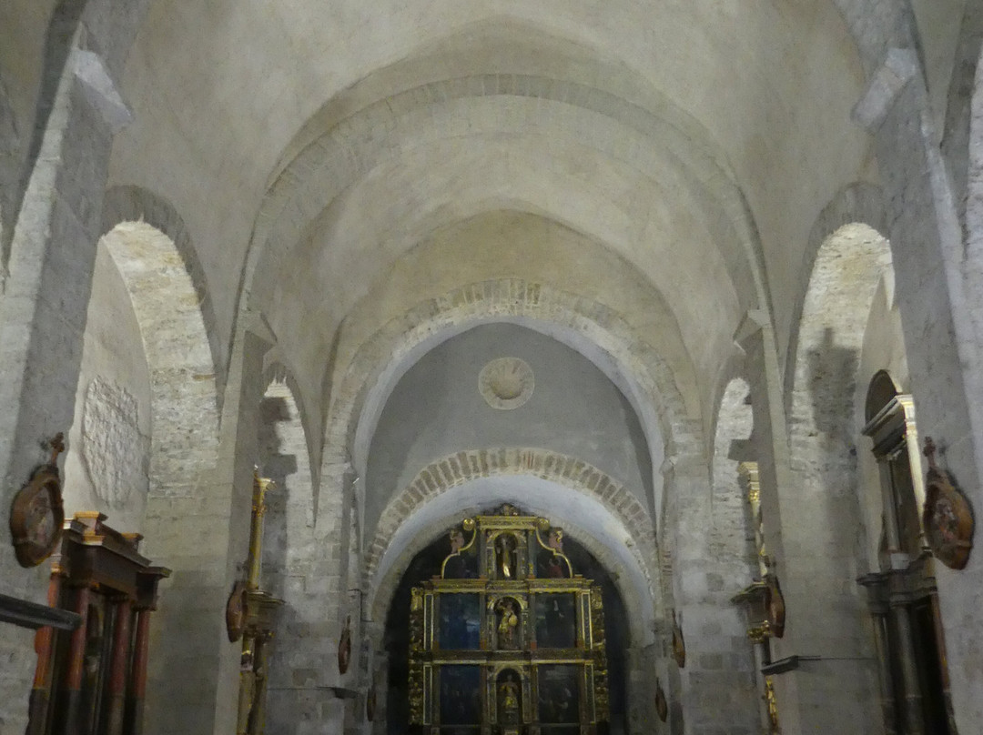 Eglise Saint Michel , le cloitre et le linteau-Saint Genis des Fontaines必去景点
