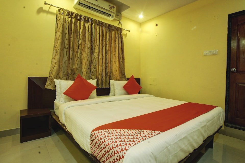 OYO 28047 Hotel Galaxy Residency