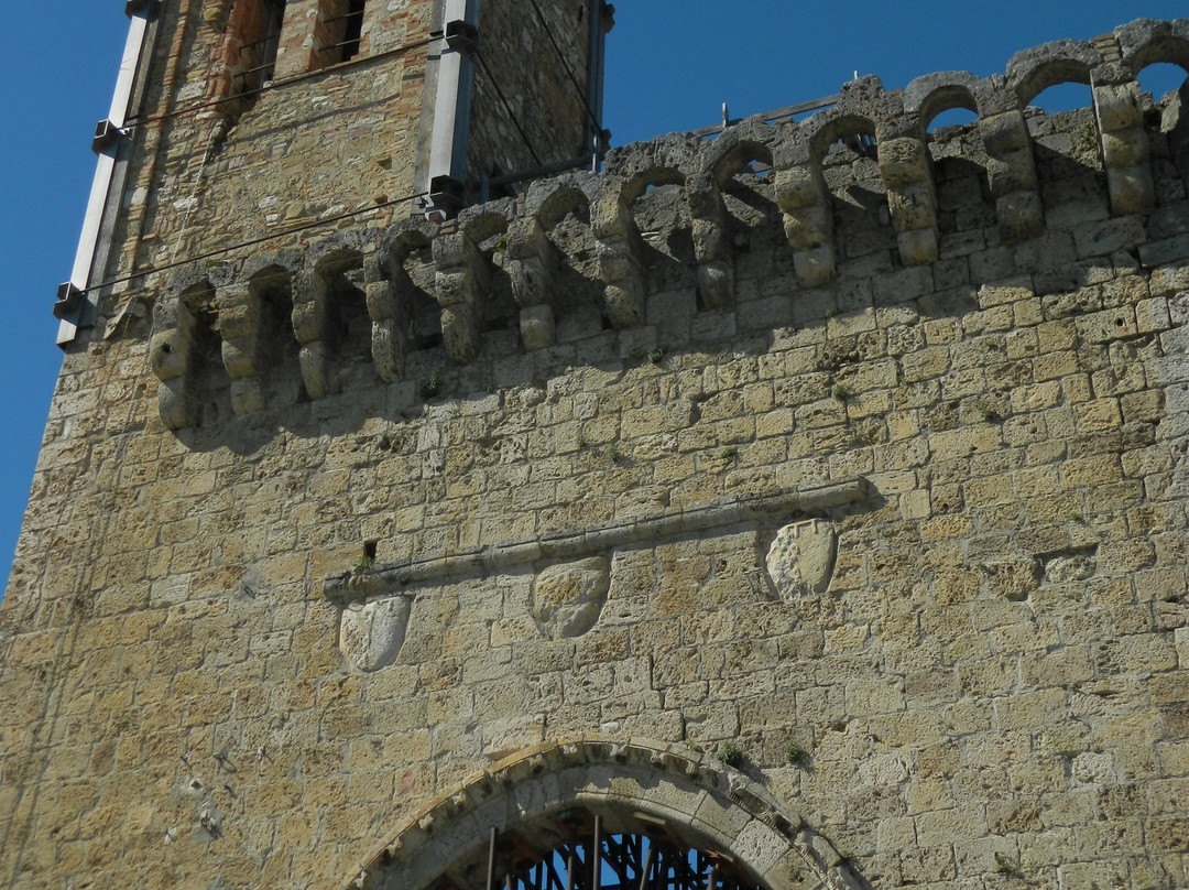 Porta Angioina景点图片