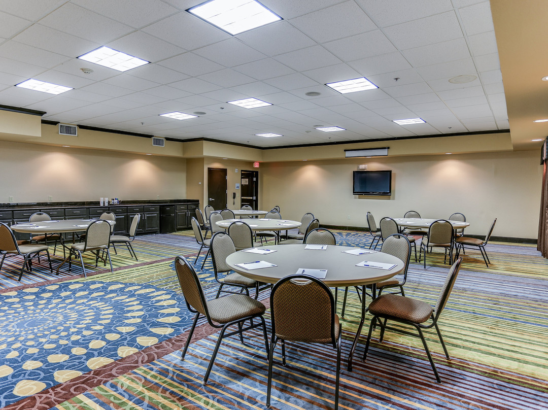 亨特维尔快捷假日&套房酒店主图