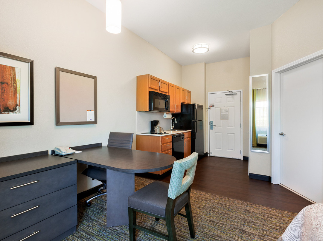 梅德福烛木套房酒店主图