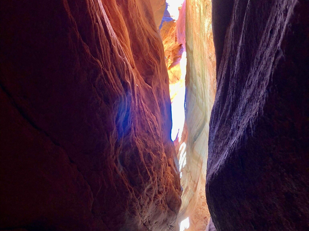 Peek-A-Boo Slot Canyon景点图片