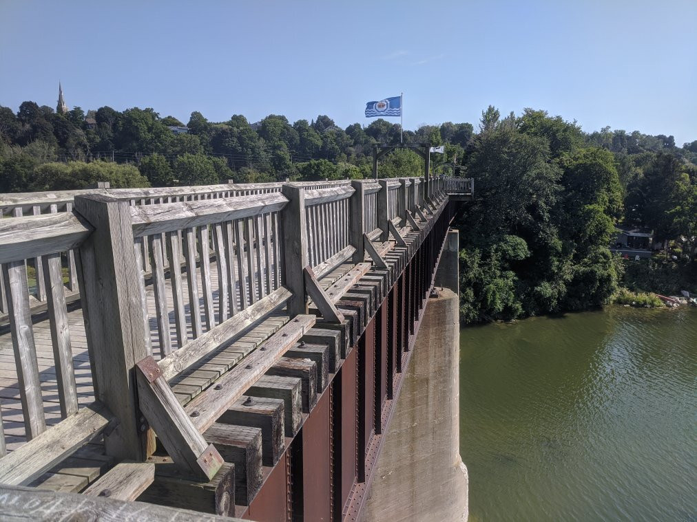 Menesetung Bridge景点图片