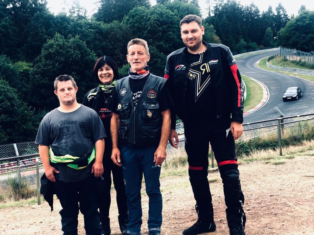 Red House on the Hill主图