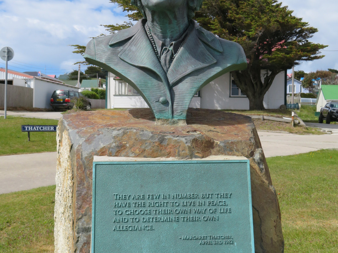 Margaret Thatcher Memorial Bust-Stanley必去景点