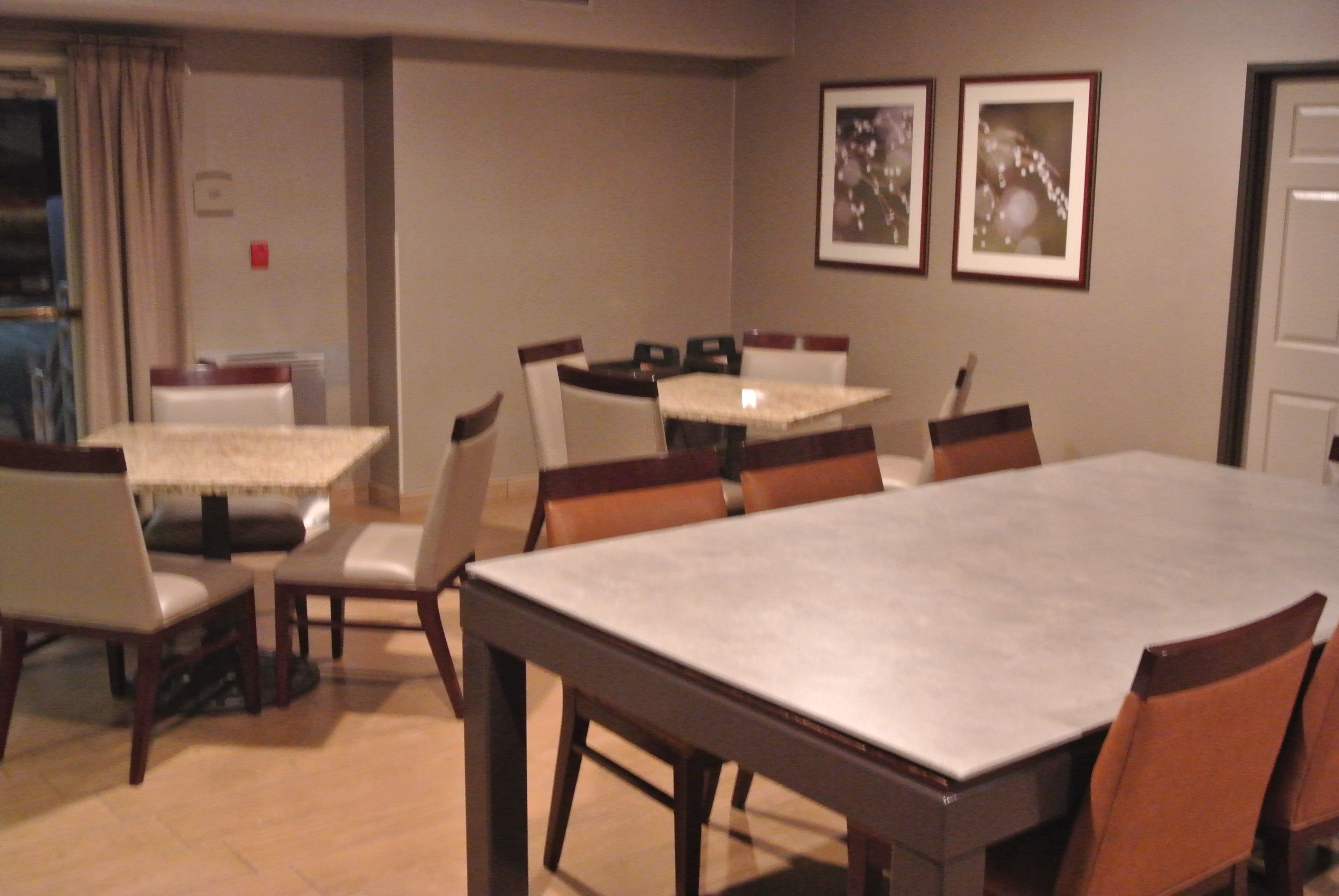 约巴林达艾瑞斯套房酒店-餐饮