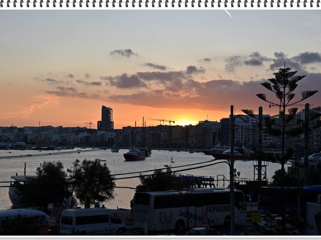 斯丽马滨海酒店主图