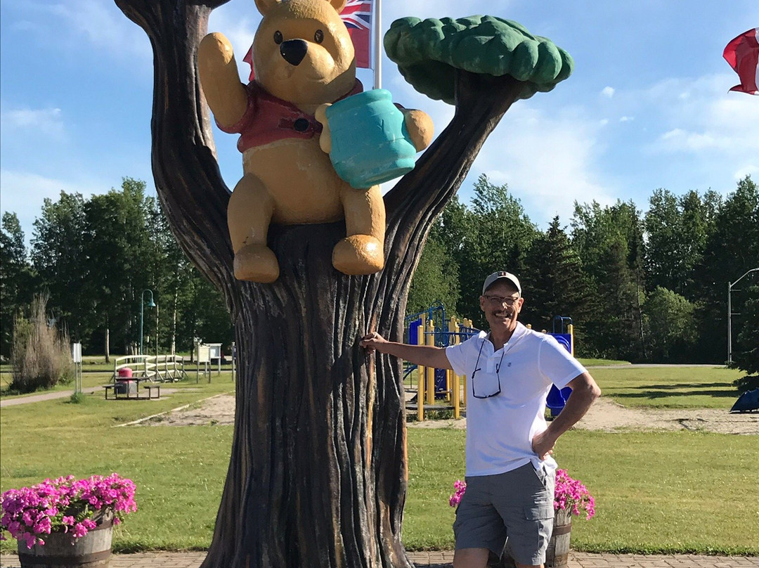 Winnie the Pooh Bronze Statue景点图片