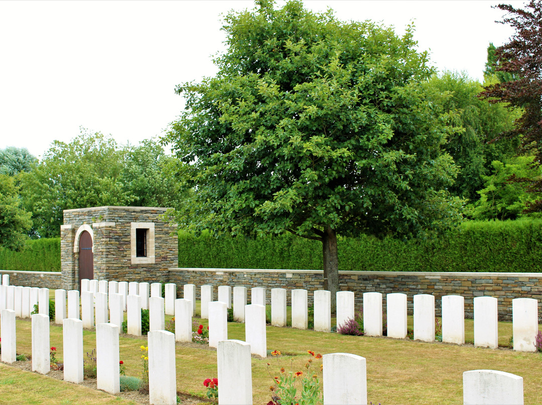 Rue-David Military Cemetery景点图片