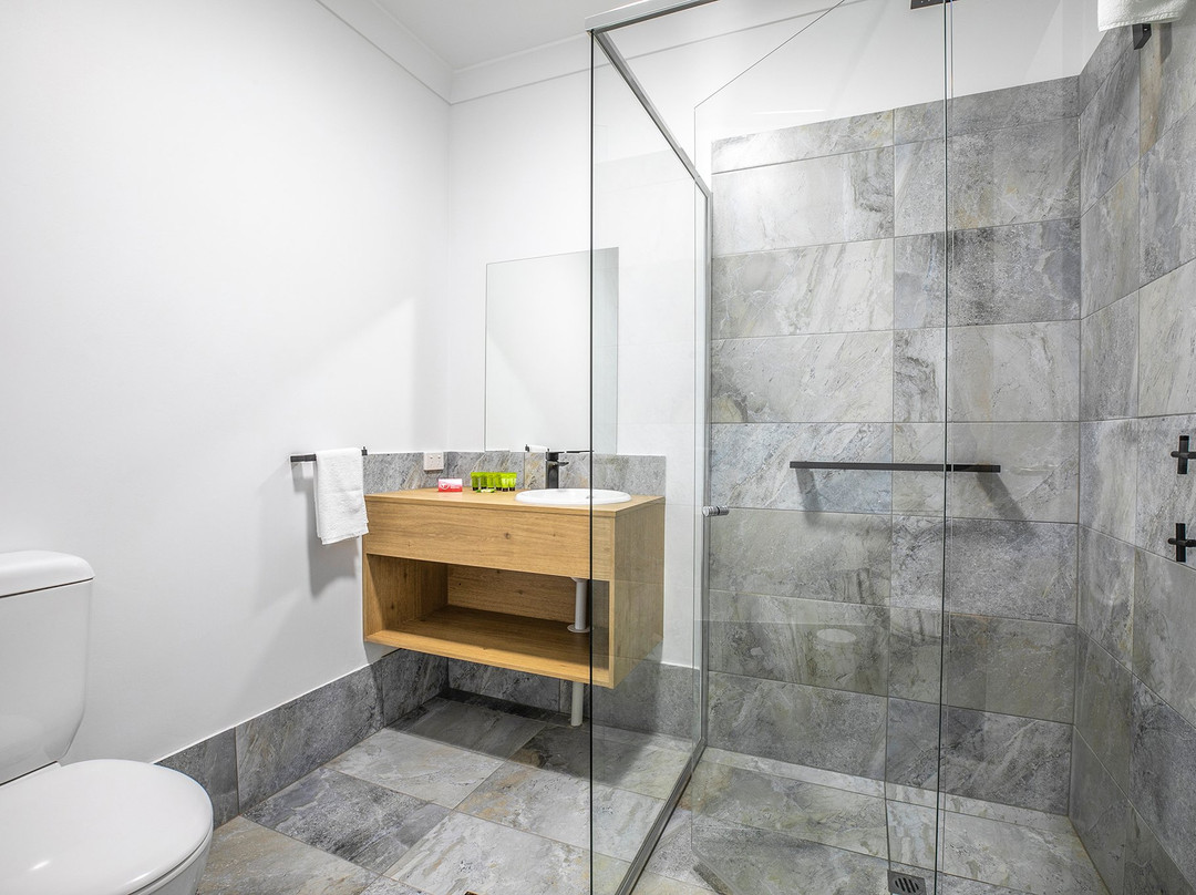 Nightcap At Exeter Hotel主图