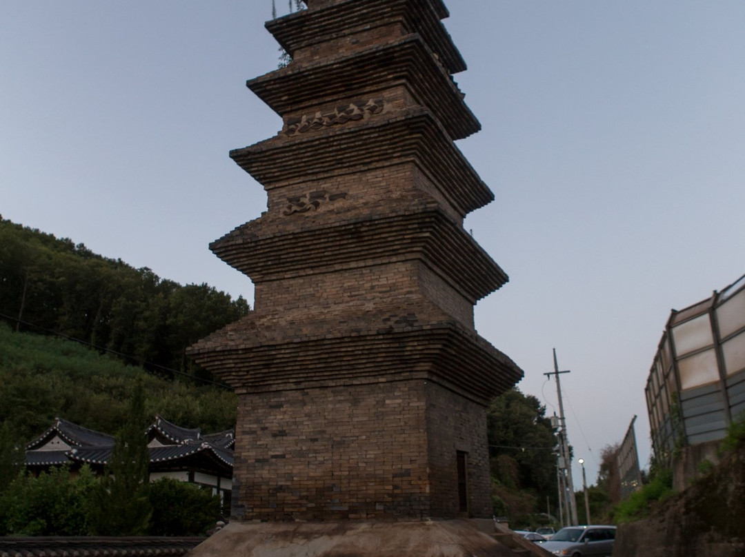 Sinsedong Chilcheung Jeontap (Sinsedong 7 stories Brick Pagoda)景点图片