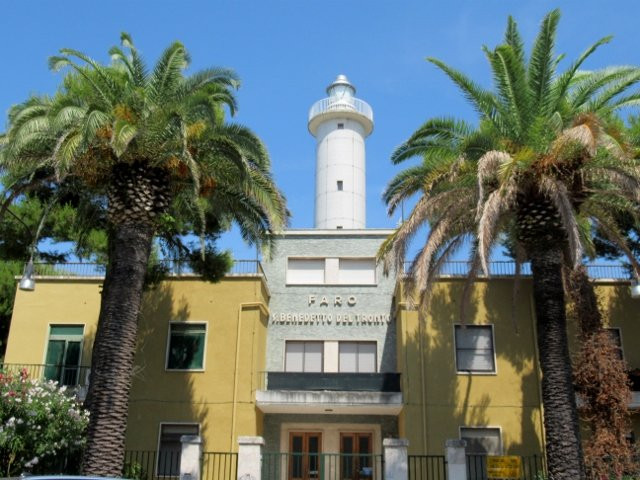 Faro del Porto景点图片