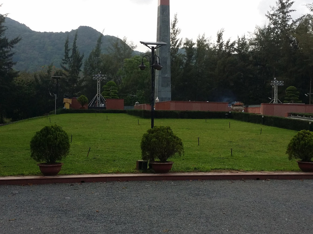 Hang Duong Cemetary-昆山岛必去景点