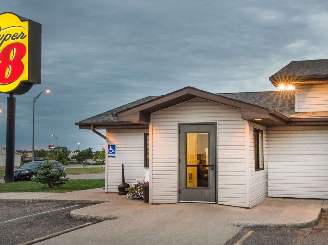 詹姆斯敦速8酒店主图