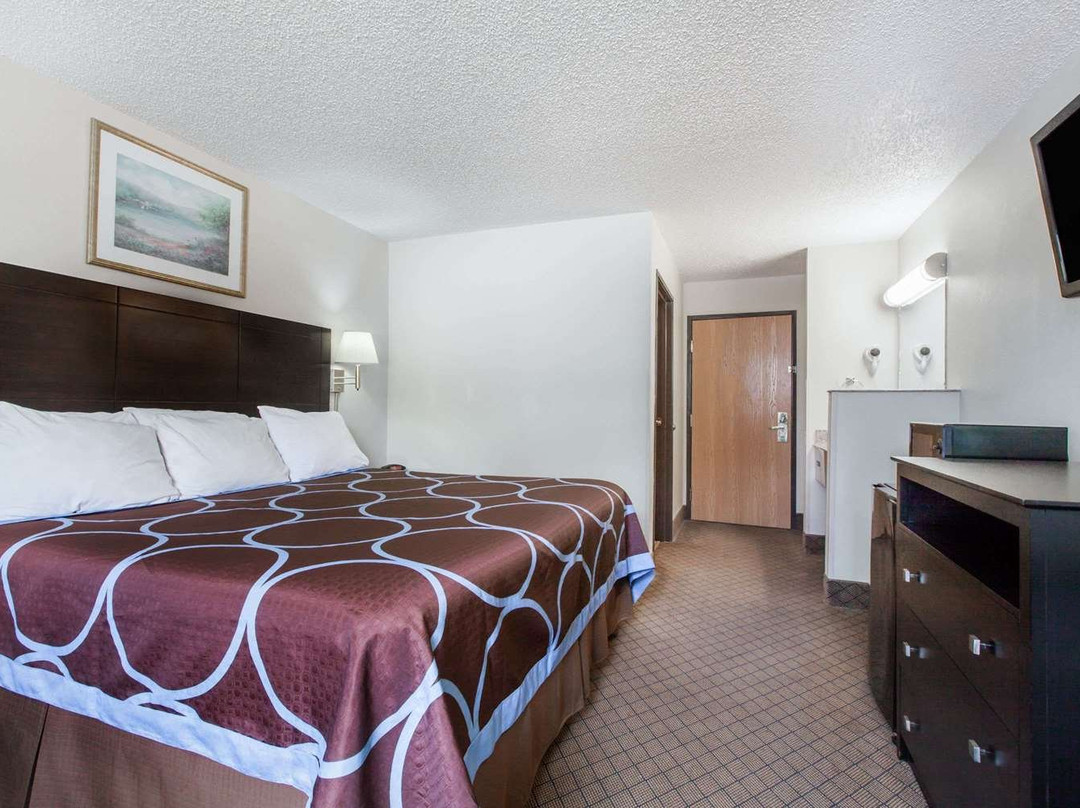 克利夫兰速8酒店主图