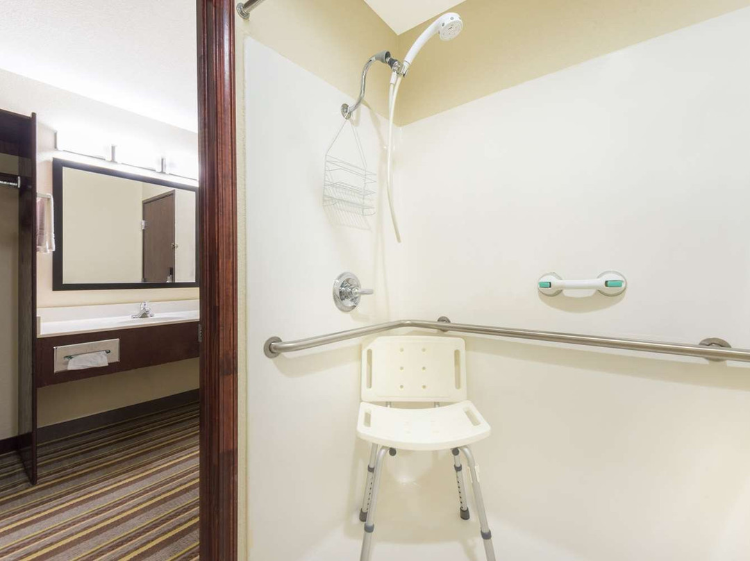 Super 8 by Wyndham Perry主图