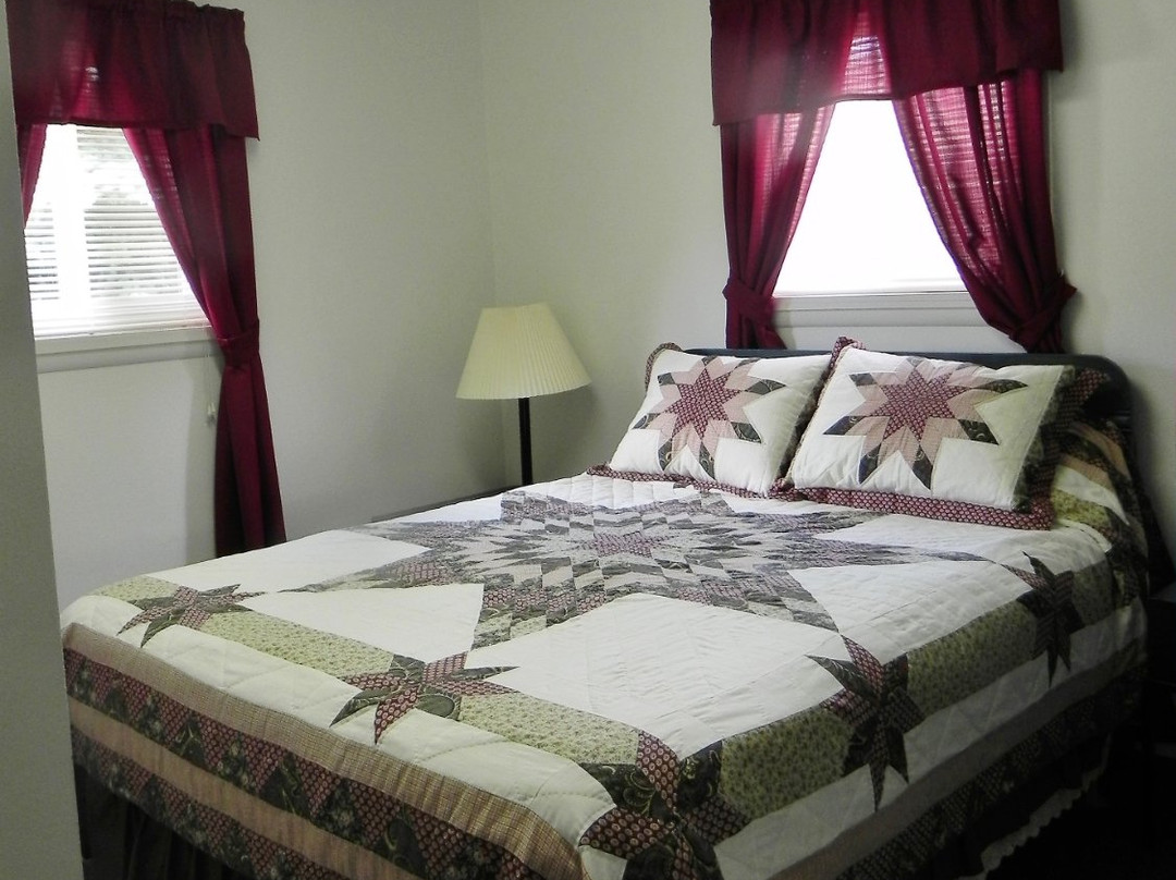 The House on Old Mill Road主图