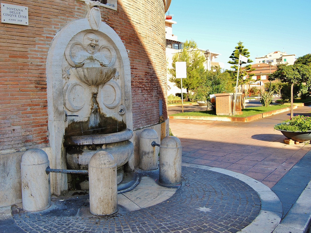 Fontana delle Cinque Lune-菲乌米奇诺必去景点