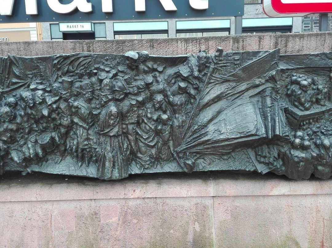 Gedenkrelief zur Würdigung historischer Ereignisse auf dem Markt zu Leipzig-莱比锡必去景点