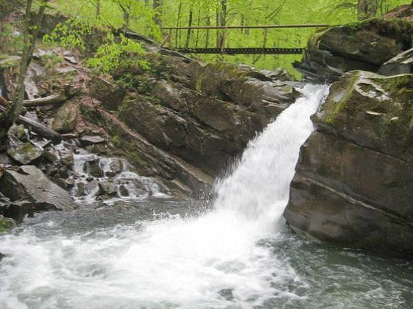 Zhdeniyevo旅游景点-Lumshory Waterfalls