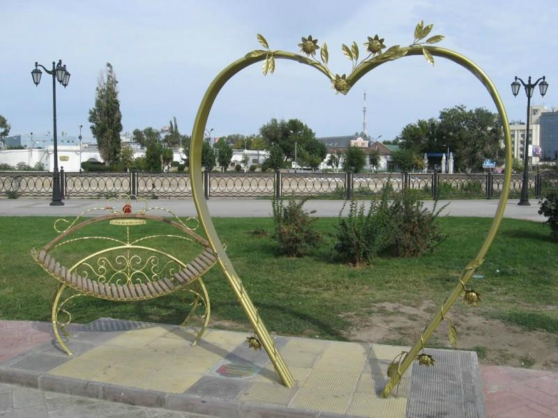 Sculpture Lovebirds Bench-阿斯特拉罕必去景点