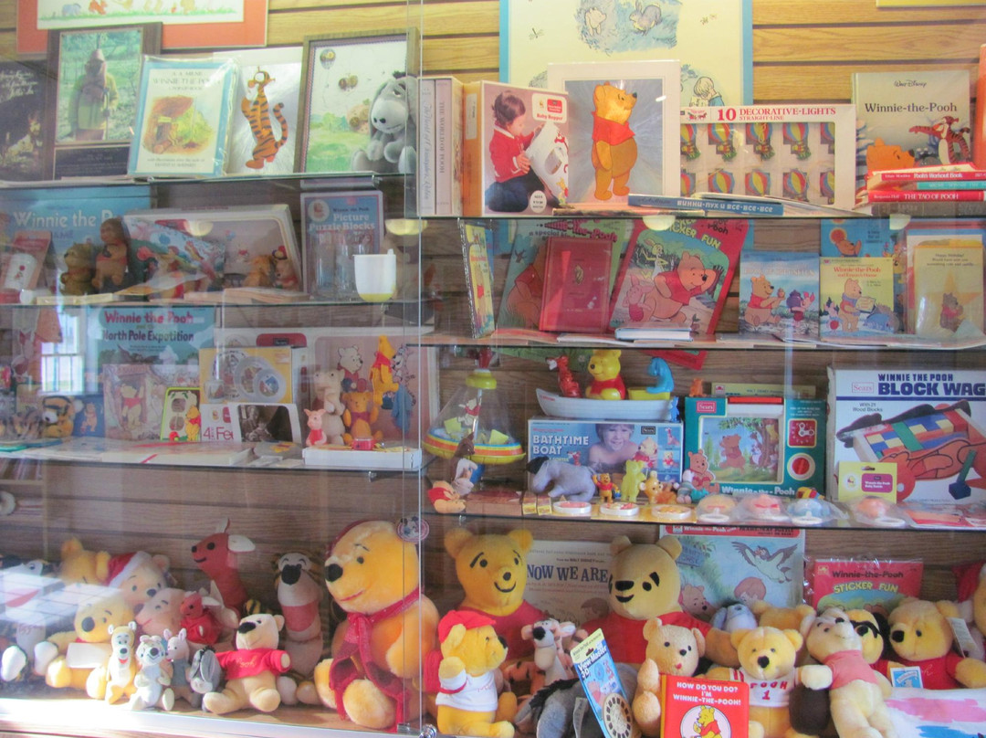 Winnie the Pooh Bronze Statue景点图片
