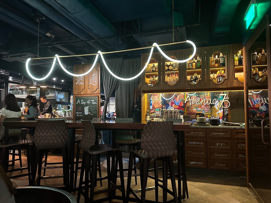 Avenue75 Bar & Eatery