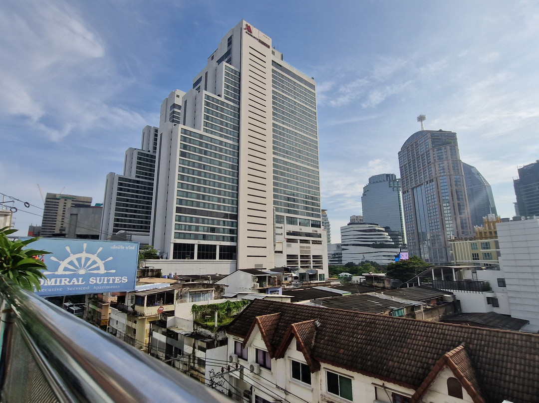 曼谷海军上将套房酒店主图