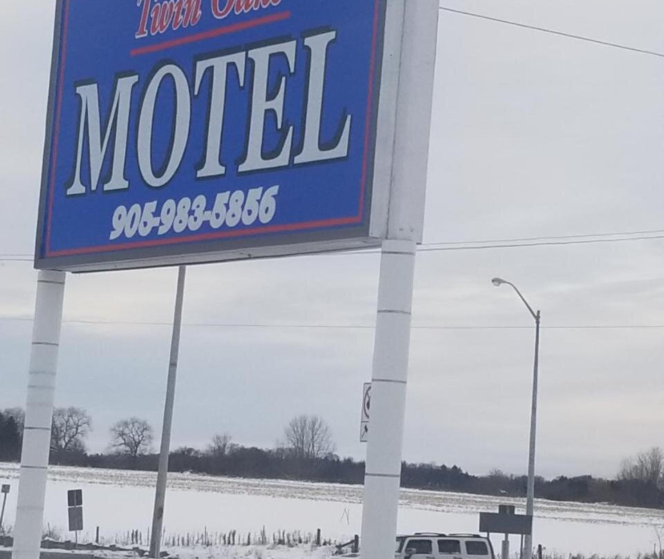 Twin Oaks Motel