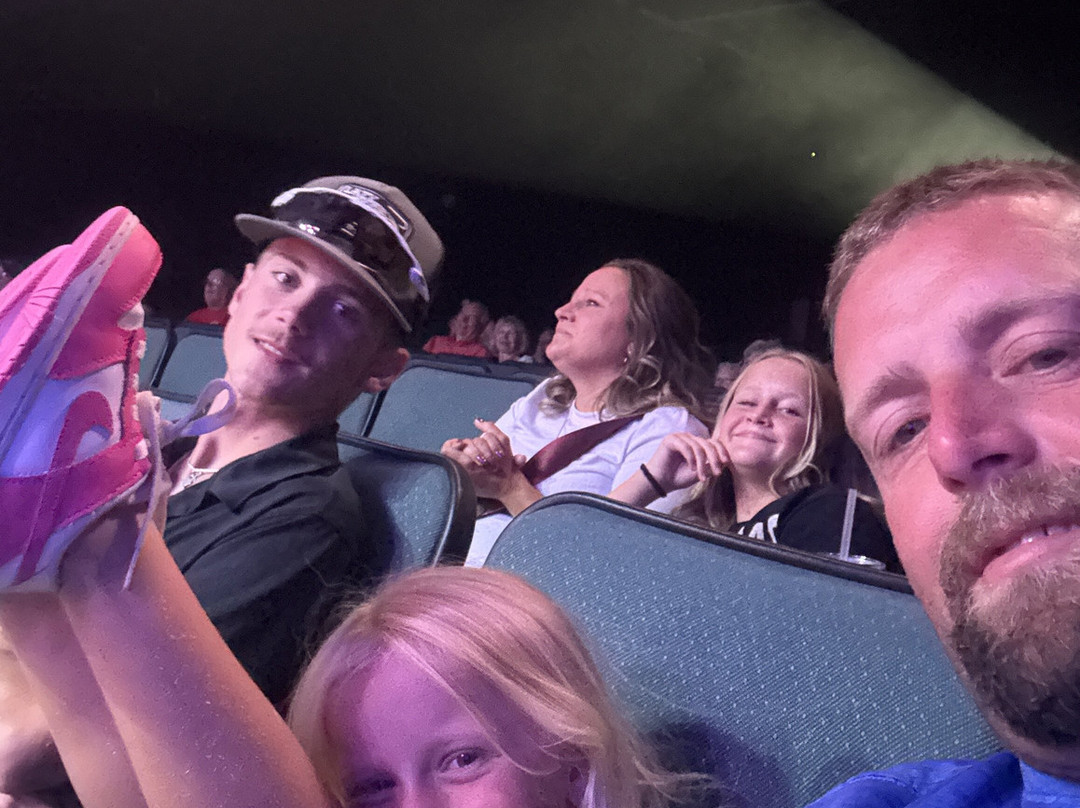 A Garth Tribute-布兰森必去景点