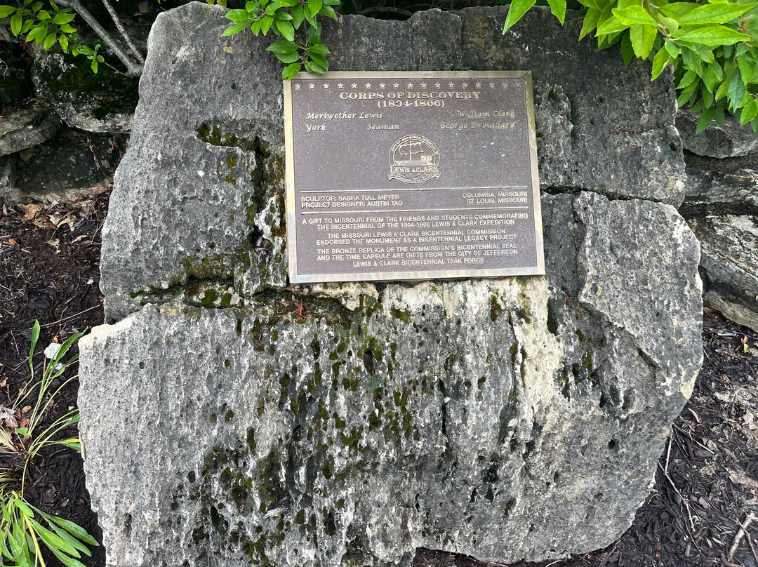 Lewis and Clark Monument Trailhead Plaza-杰佛逊市必去景点