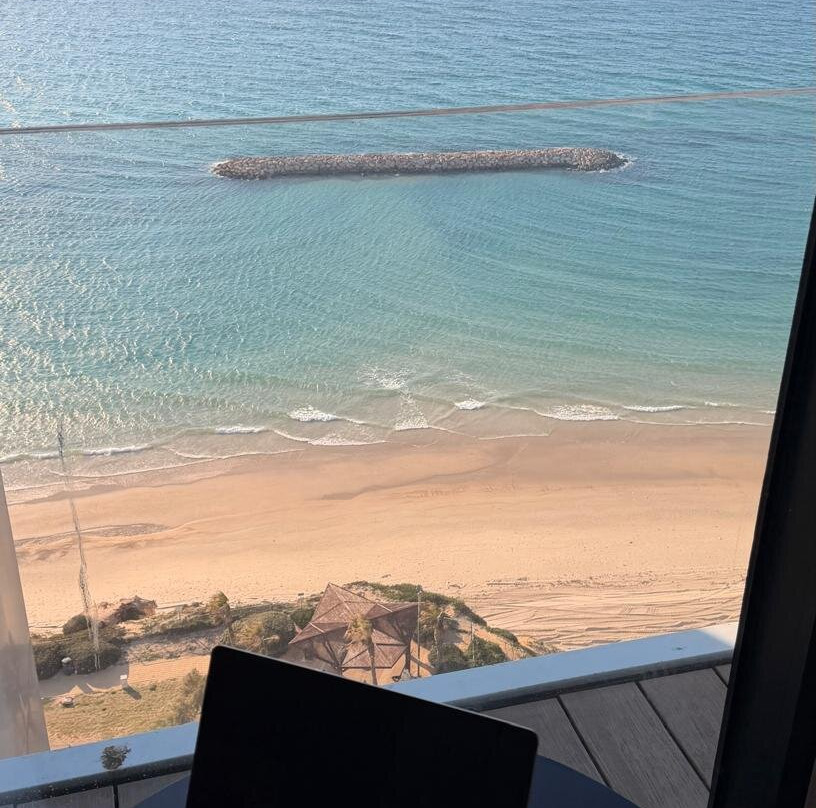 涅坦亚维尔舄湖酒店主图