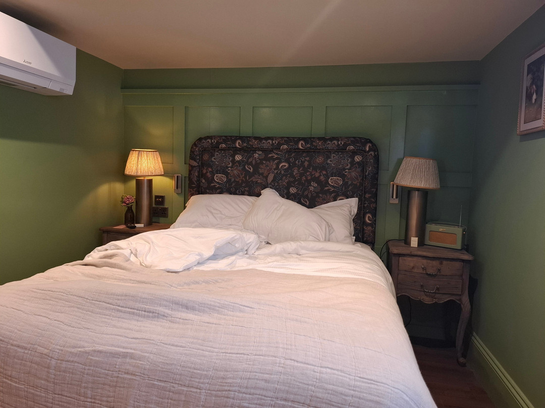 The Ragged Robin, A Heartwood Inn