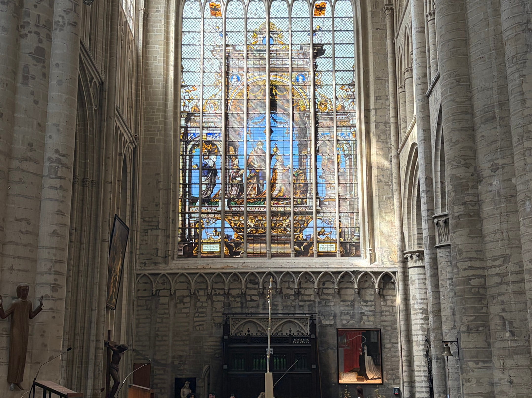 圣弥额尔圣古都勒主教座堂（Cathedrale St-Michel et Ste-Gudule）-布鲁塞尔必去景点