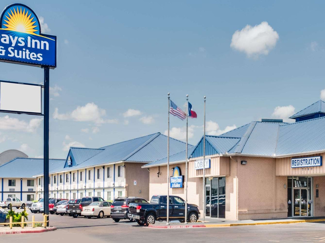 Days Inn & Suites by Wyndham Laredo