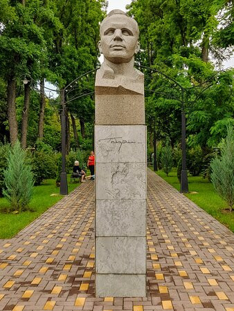 Monument-Bust to Yuriy Gagarin景点图片
