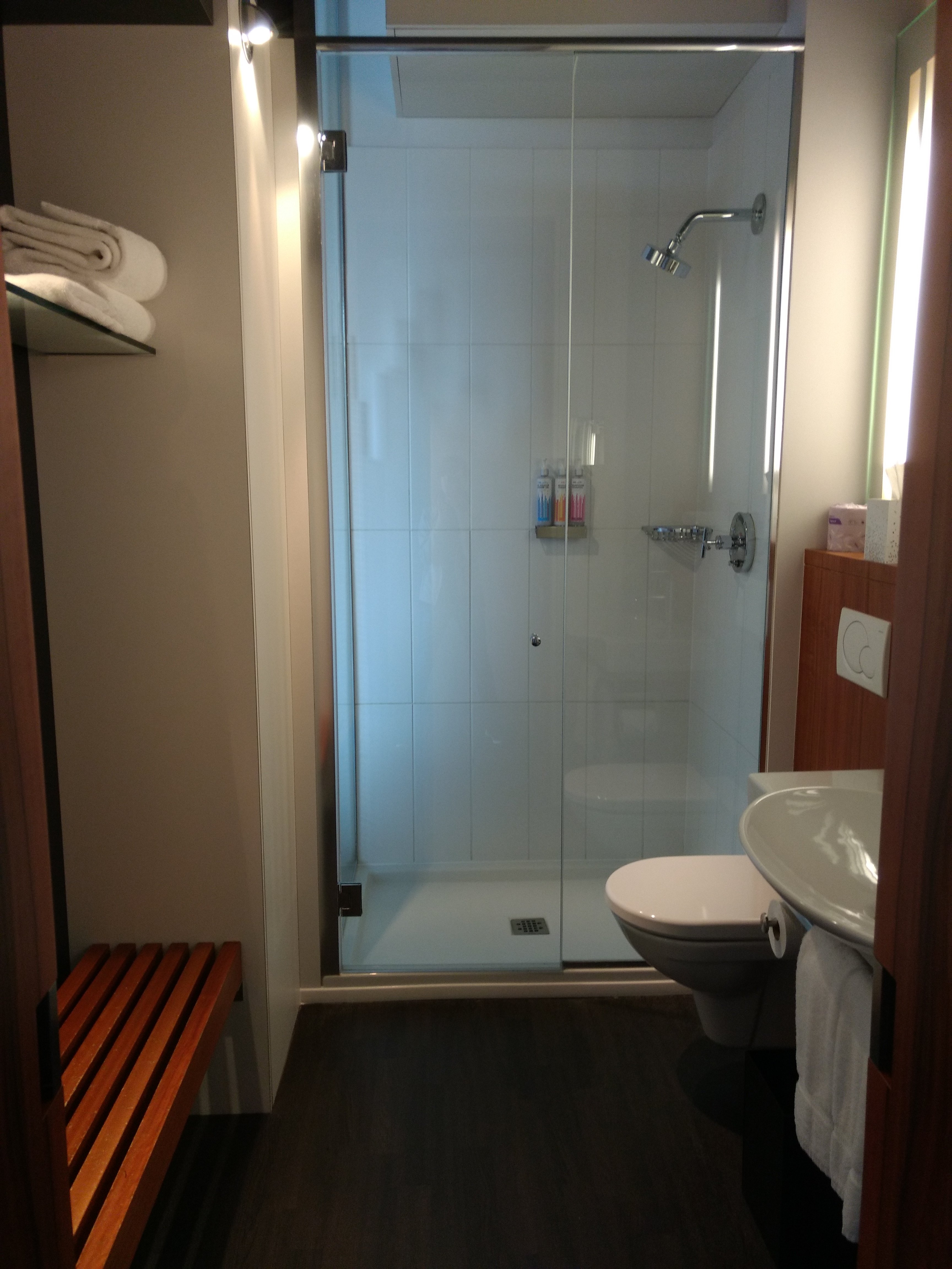 Alt Hotel Toronto Airport-浴室
