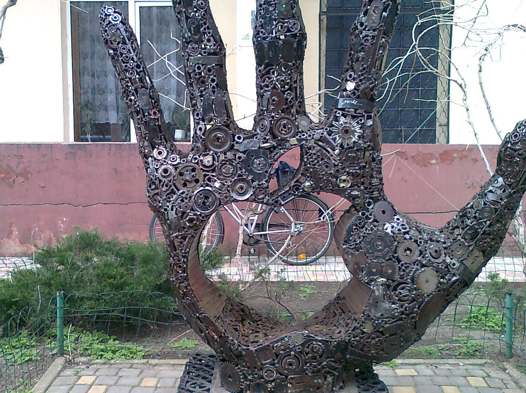 Monument to Steve Jobs 'Thanks, Steve'-敖德萨必去景点