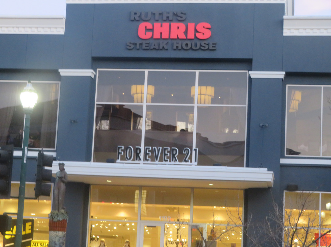 Broadway Plaza-核桃溪必去景点