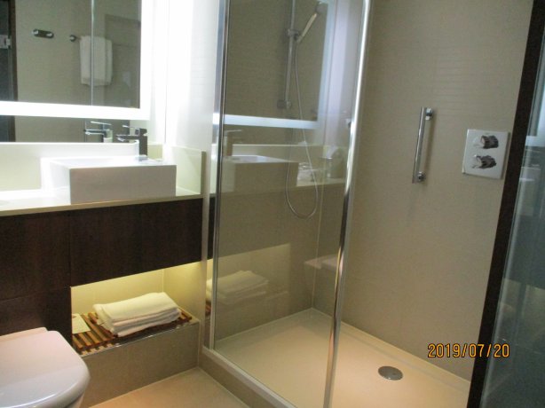 科隆万怡酒店-浴室