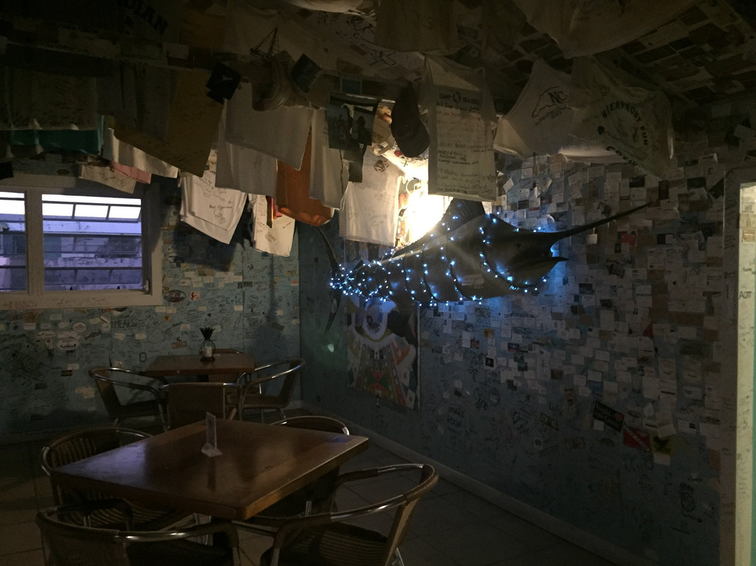 Miss Emily's Blue Bee Bar-Green Turtle Cay必去景点