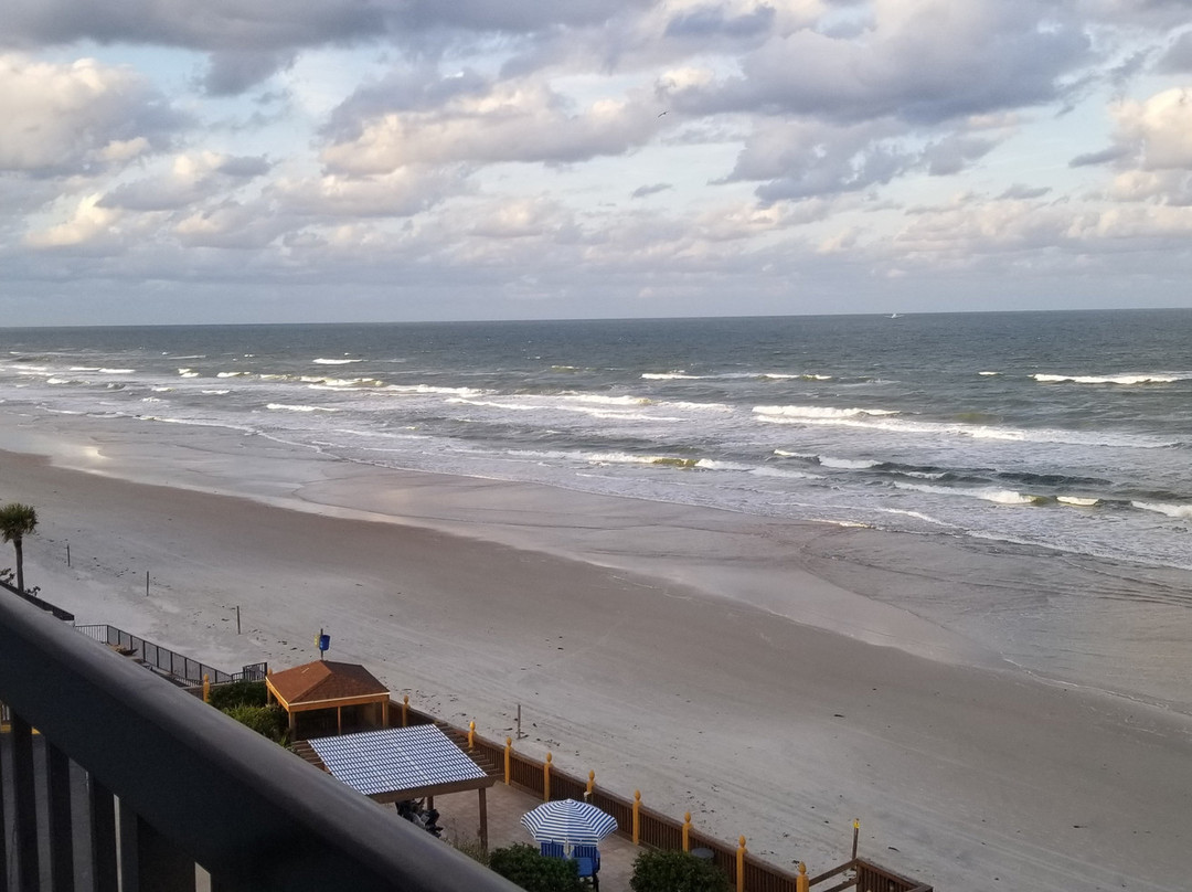 Tropical Winds Oceanfront Hotel主图