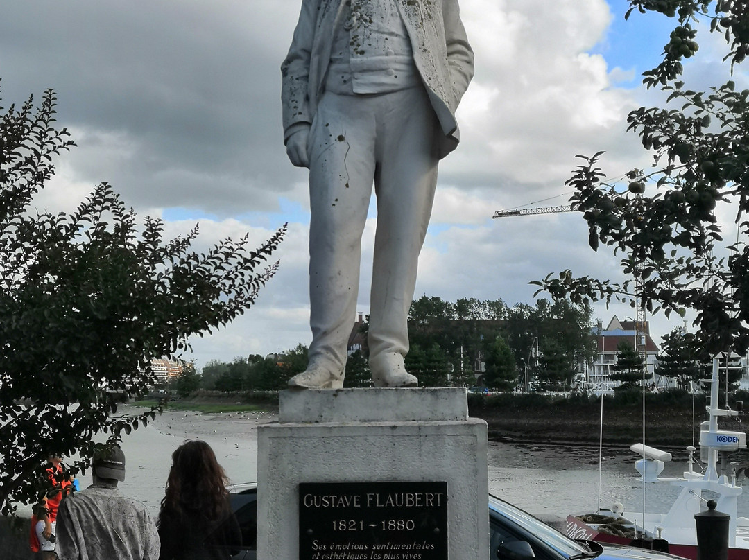 Statue de Gustave Flaubert-特鲁维尔海滨城必去景点