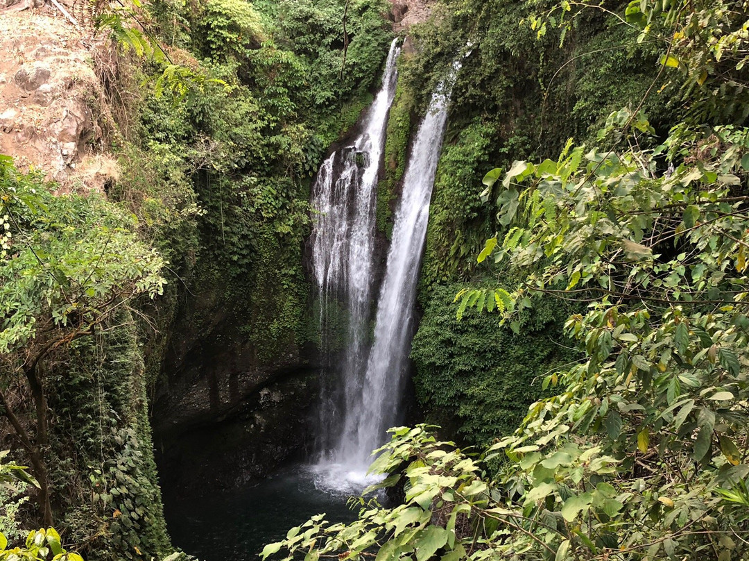 Aling-Aling Waterfall景点图片