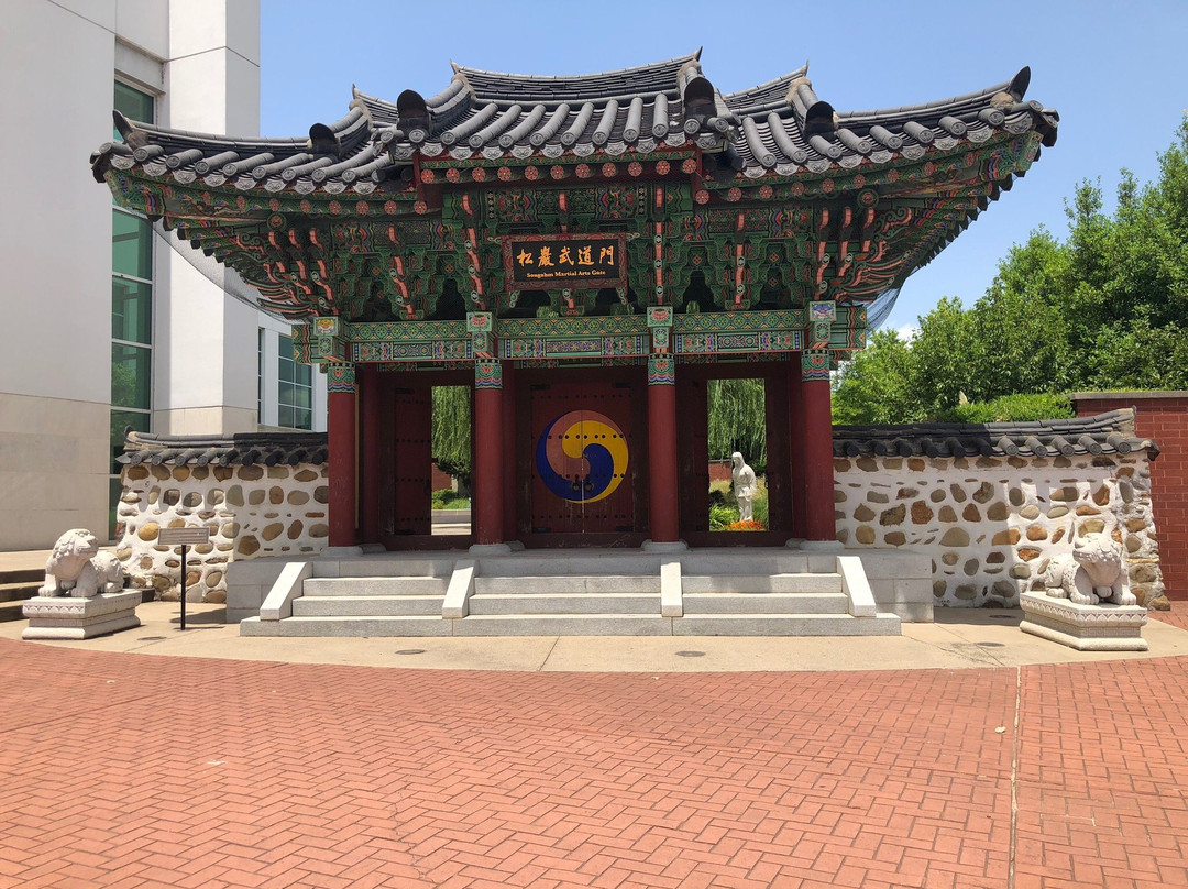 H.U. Lee International Gate and Garden-小石城必去景点