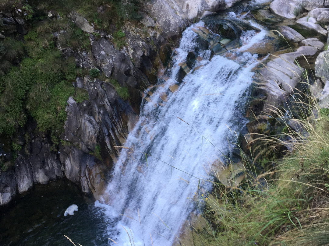 Popinolashki Waterfall景点图片