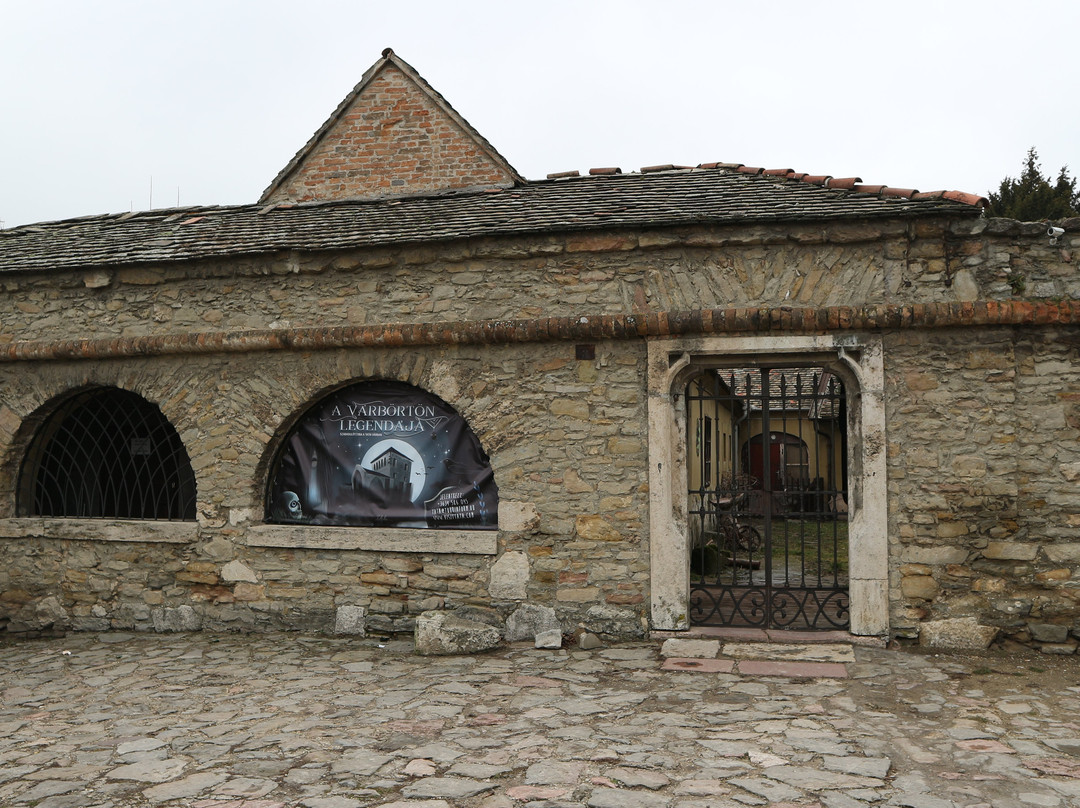 Kuny Domokos Museum at the Tata Castle-塔塔必去景点
