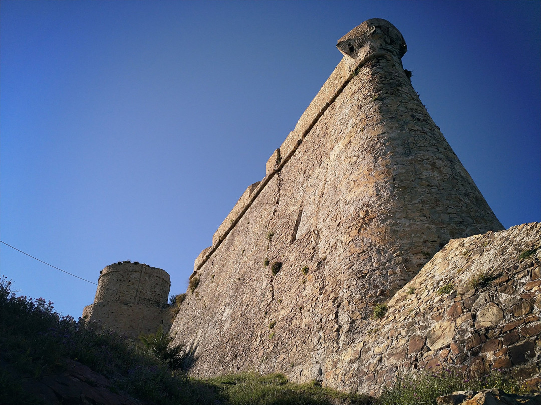 Fort Genois-塔巴卡必去景点